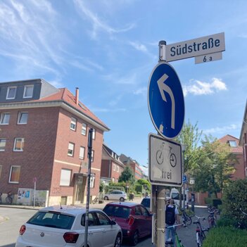 Eine Nahaufnahme in der Südstraße  in Münster. Auf einem Straßenschilds steht Südstraße 6a.