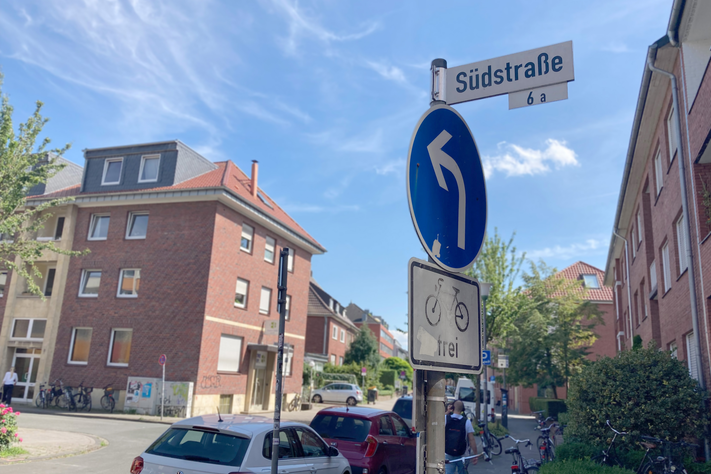 Eine Nahaufnahme in der Südstraße  in Münster. Auf einem Straßenschilds steht Südstraße 6a.