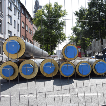 Ein Haufen großer Rohre liegt auf einer Straße in einer Baustelle. | © Stadtwerke Münster