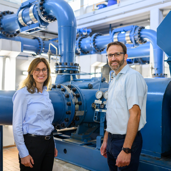 Stadtnetze-Geschäftsführerin Alexandra Rösing und Wasserwerksleiter Dominik Pollok im neu erworbenen Pumpwerk.