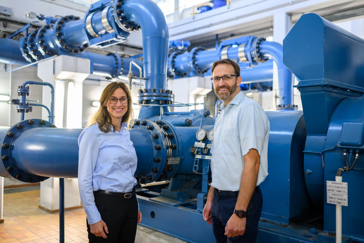 Stadtnetze-Geschäftsführerin Alexandra Rösing und Wasserwerksleiter Dominik Pollok im neu erworbenen Pumpwerk.